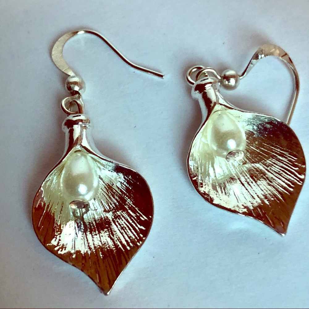 Silver leaf with pearl